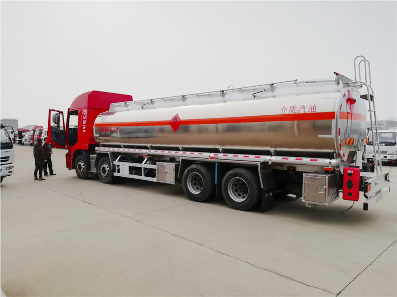 上汽紅巖29.7方前四后八鋁合金運(yùn)油車，20噸運(yùn)油車