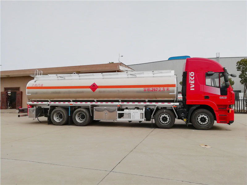 上汽紅巖29.7方前四后八鋁合金運(yùn)油車，20噸運(yùn)油車