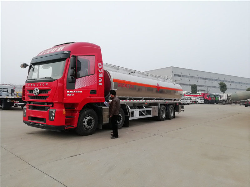 上汽紅巖29.7方前四后八鋁合金運(yùn)油車，20噸運(yùn)油車